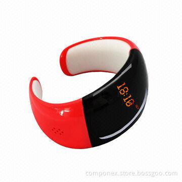Bluetooth bracelet with time display, call distance vibration and answering function
